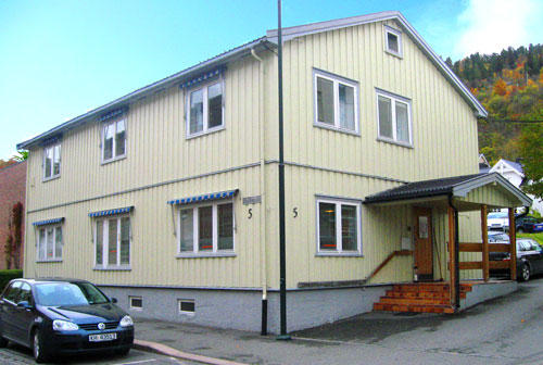 Her holder vi til